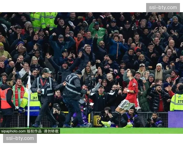 曼联近期状态起伏 中场控制力不足成主要问题